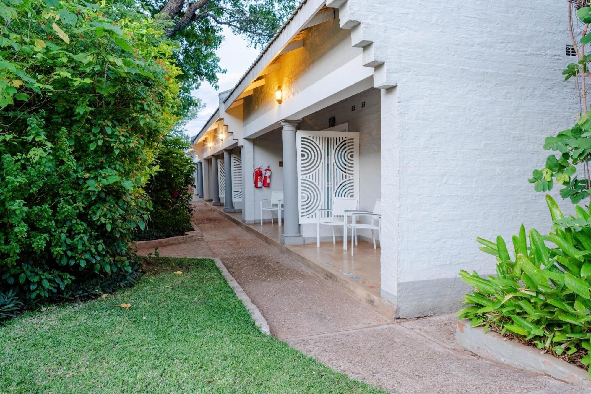 Phezulu Guest Lodge Victoria Falls Exterior foto